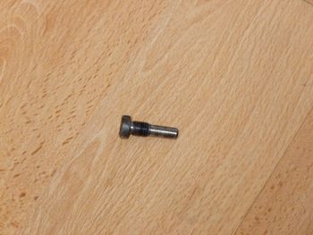 Tornillo de espiga