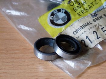 Shaft sealing ring