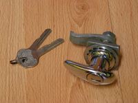 Hatch door locking device – image 2